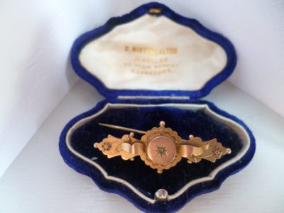 9CT GOLD AND DIAMOND CHESTER BROOCH MAKER TH IN NICE BOX 2.6 GRAMS  [FREE POST]