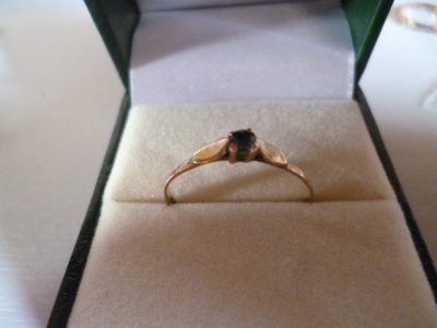 9CT GOLD RING SMALL SAPPHIRE