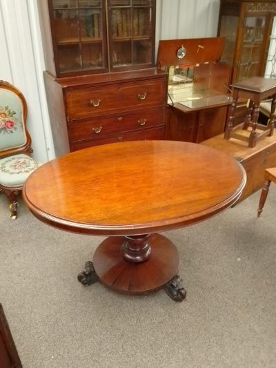 Good Antique Oval Loo Table