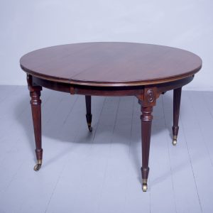 Neat Size Circular Dining Table with 2 Extra leaves 19th century Antique Tables