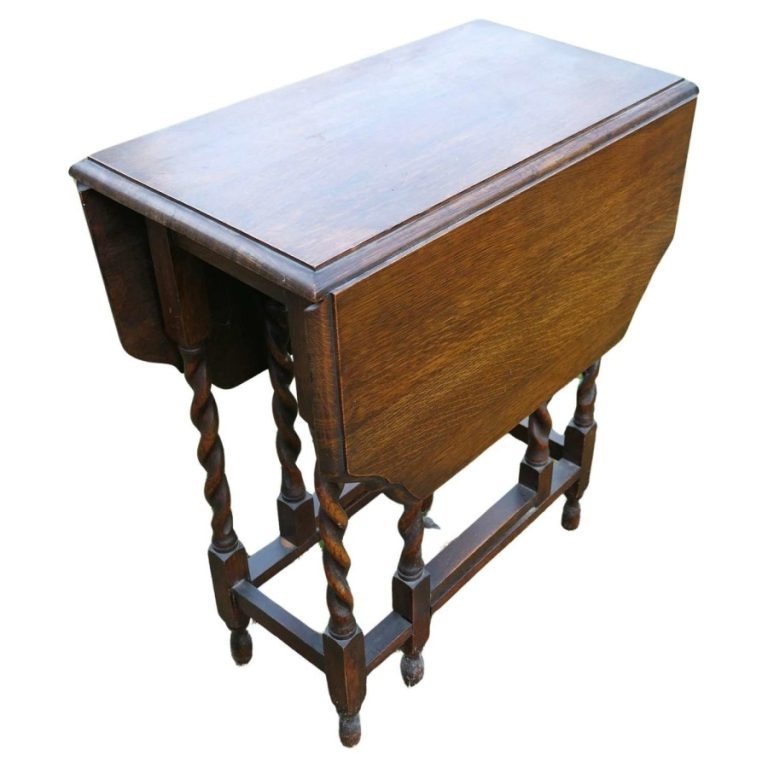 A Good Solid Oak Victorian Gate Leg Table The table is made from sol