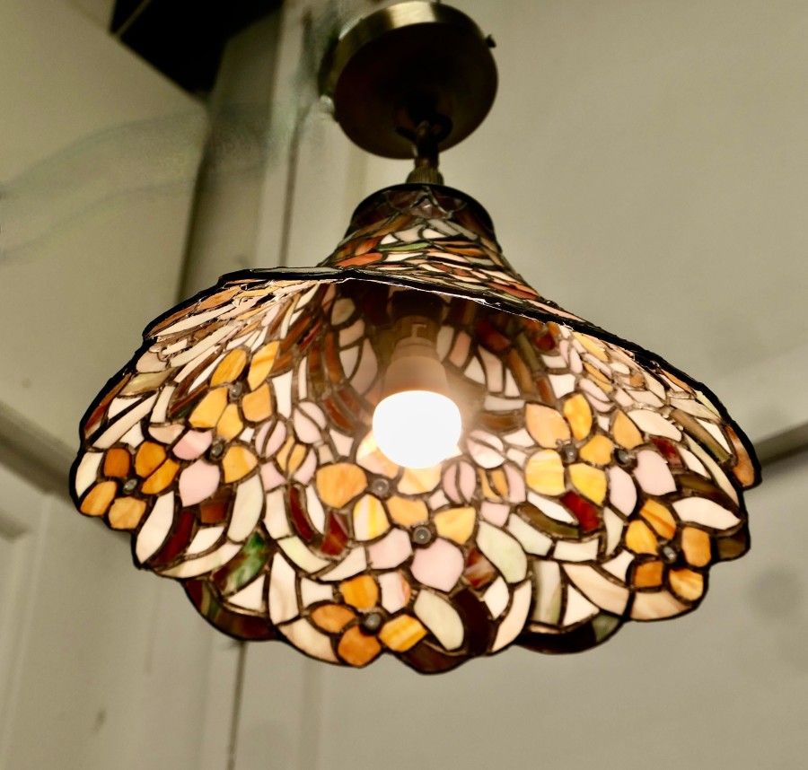 A Vintage Tiffany Arts and Crafts Lampshade - Image 4