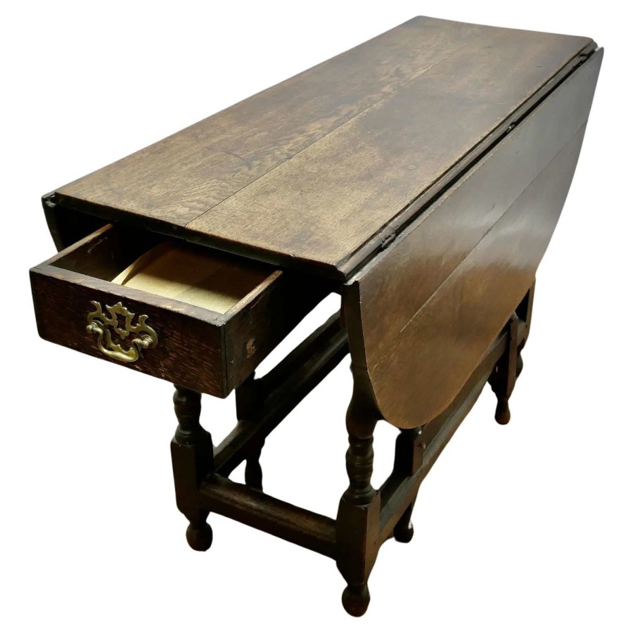Early 19th Century Oak Gate Leg Dining Table This is a very attractiv