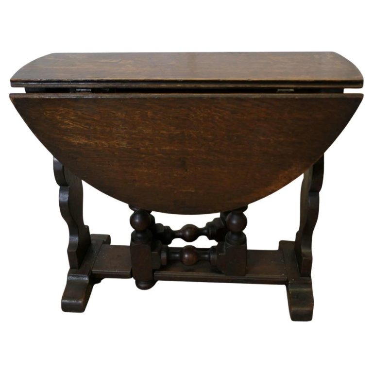 Oval Oak Gate Leg Coffee or Occasional Table This a good and sturdy piece