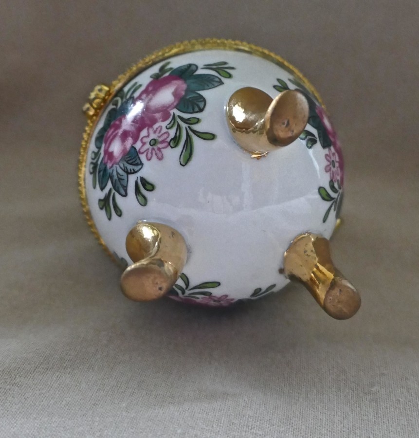 Vintage Rose Chintz Egg Shaped Ceramic Trinket Box with Hinged Lid - Image 9