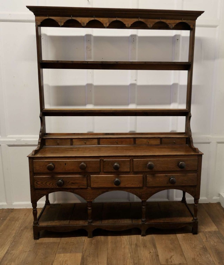 Georgian Country Oak Cottage Dresser The dresser has a shelved top with 2 shelves thes