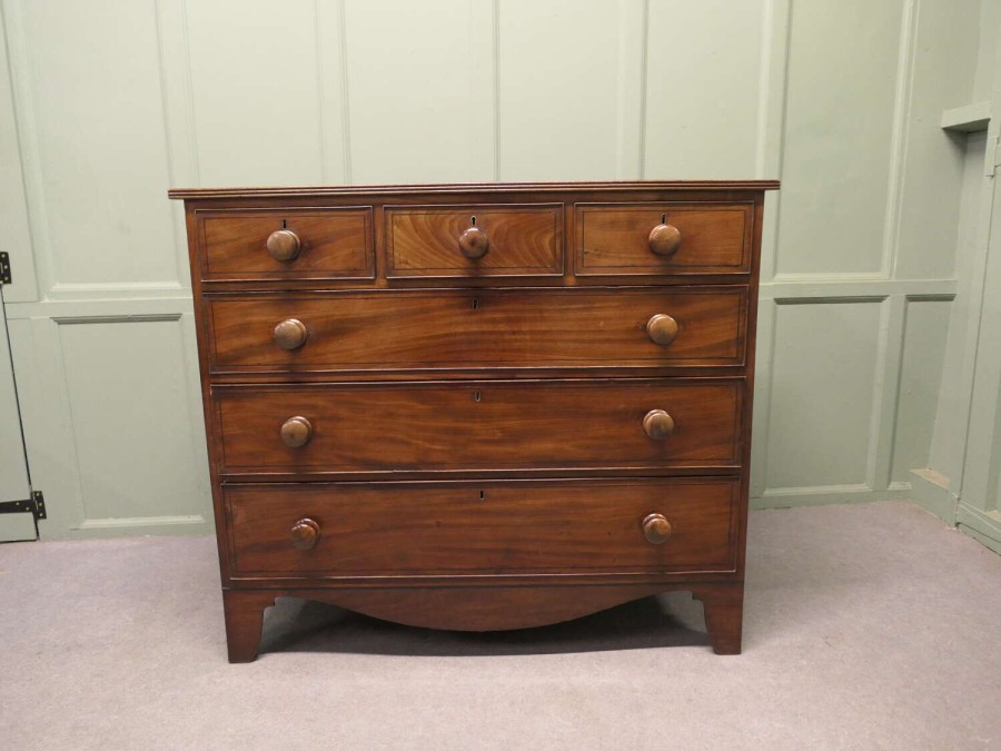 Late 18th Century Mahogany Chest of Drawers This is a wonderful looking piece