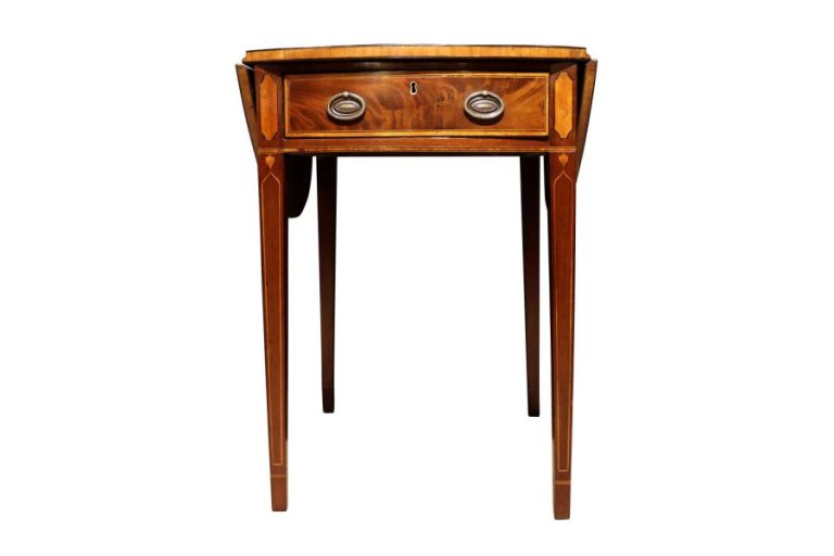 A Fine William IV Mahogany Oval Pembroke Table with Satinwood Crossbanding, Circa 1830