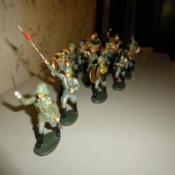 Rare 1940 Nazi Metal Ansamble Figures, 16 piece