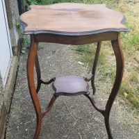 Mahogany two-tier occasional table with shaped top and cabriole legs