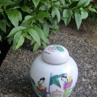 Porcelain ginger jar with Famille Verte decoration depicting Chinese figures and floral motifs