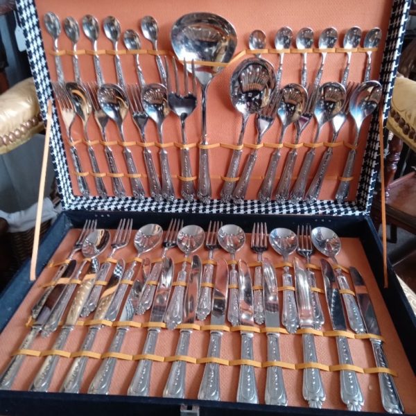 A 12 PIECE SETTING OF CUTLERY&#8211;LOOK AT THE PRICE!