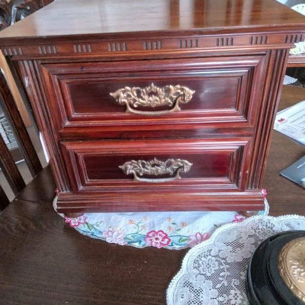 A CHARMING EDWARDIAN ( c1906) TABLE TOP CABINET with 2 DRAWERS. ROSEWOOD.