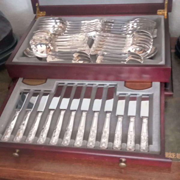 A SET OF VINERS KING ROYALE SILVER PLATED 44 PIECE CUTLERY SET.