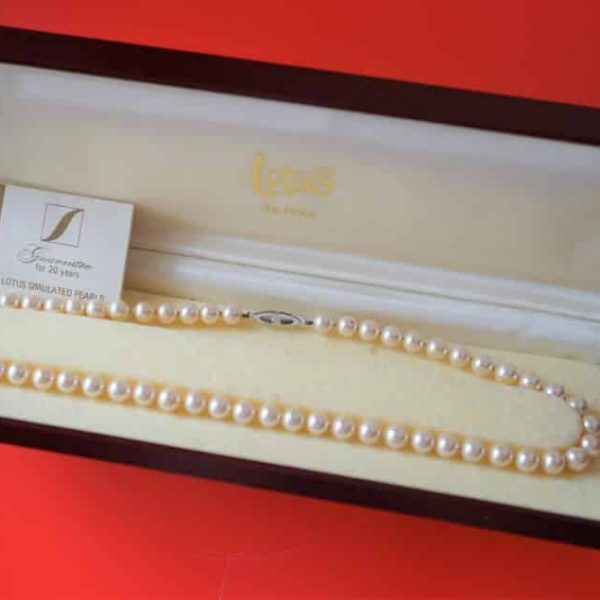 Lotus De Luxe 17″ One Size Pearl Necklace – Original Fitted Box