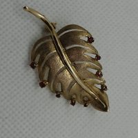 9ct Gold Garnet Leaf Brooch