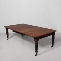 Fine-quality extending George IV mahogany dining table, with original leaves in exceptional condition.