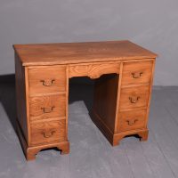Neat-sized Quality Figured Oak Georgian-style Kneehole Desk