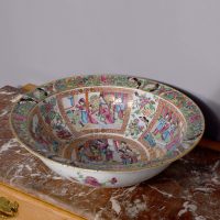 Large Canton hand &#8211; painted (Mandarin) Famille Rose bowl