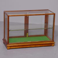 Quality mahogany table-top display case