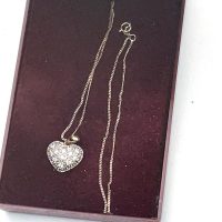 CLUSTER OF DIAMONDS PENDANT &amp; GOLD NECKLACE