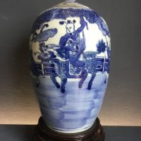 Chinese Kangxi blue and white lidded vase