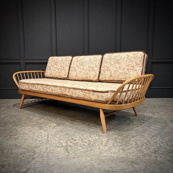 Mid-Century Ercol Studio Couch / Day Bed In Beech And Elm
