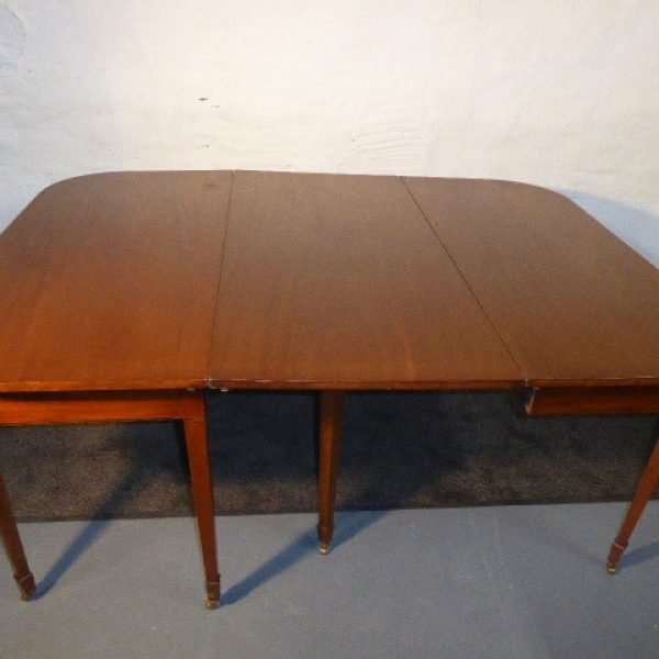 Georgian mahogany dining table