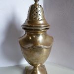 ANTIQUE SILVER SHAKER 1904 MAPPIN WEBB 6 OZS   17 CM