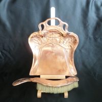 AN &#8216;ART NOUVEAU&#8217; CRUMB TRAY &amp; BRUSH. Early 1900&#8217;s