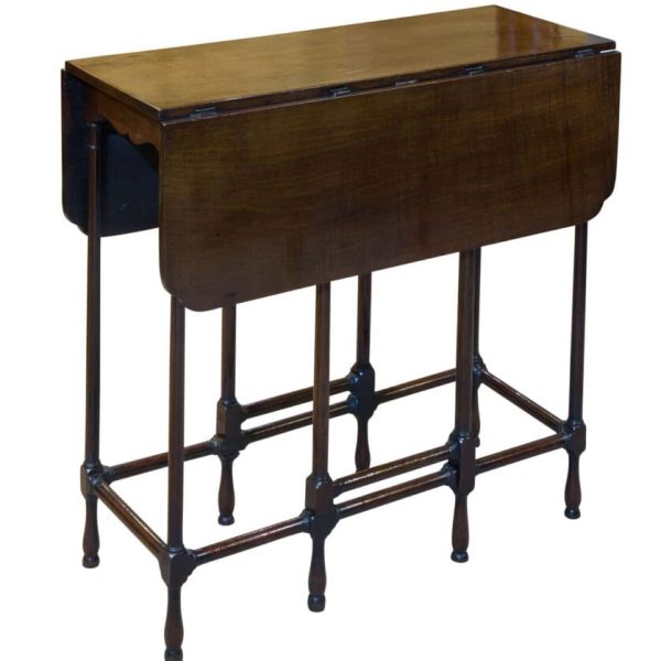 A very fine George III Chippendale period dropleaf gateleg table
