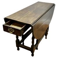 Early 19th Century Oak Gate Leg Dining Table This is a very attractiv