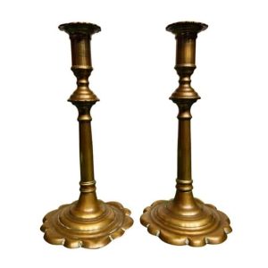 pair-of-george-iii-brass-petal-base-candlesticks_21190_main_size3