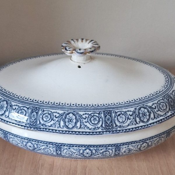 Wedgwood blue and white lidded tureen, c.1769-1780