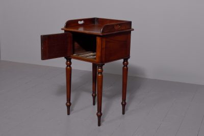 Substantial William 4th quality mahogany bedside locker - Image 4