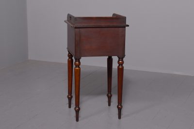 Substantial William 4th quality mahogany bedside locker - Image 6