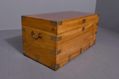 Large Victorian brass-bound solid camphorwood trunk with a renowned Hong Kong maker's (Sui Kee Chan) label and in perfect condition - Image 4