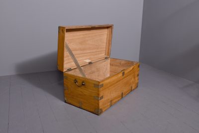 Large Victorian brass-bound solid camphorwood trunk with a renowned Hong Kong maker's (Sui Kee Chan) label and in perfect condition - Image 5