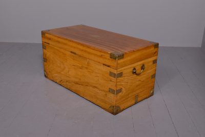 Large Victorian brass-bound solid camphorwood trunk with a renowned Hong Kong maker's (Sui Kee Chan) label and in perfect condition - Image 7