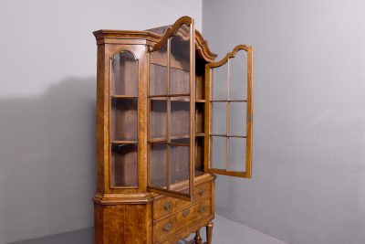Quality, 19th Century Dutch burr walnut display case/bookcase with canted sides and a lovely colour and patina - Image 10