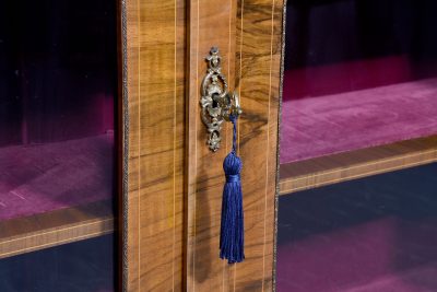 Victorian figured walnut marquetry inlaid two-door glazed cabinet - Image 7