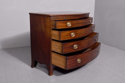 Neat size George 3rd mahogany bow - front chest of drawers with brushing slide and great colour and patina - Image 5