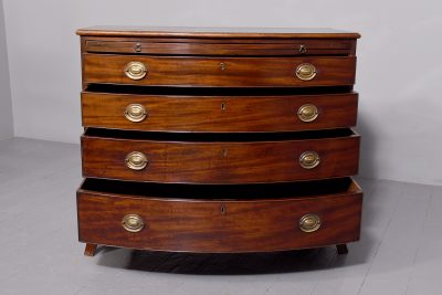 Neat size George 3rd mahogany bow - front chest of drawers with brushing slide and great colour and patina - Image 4