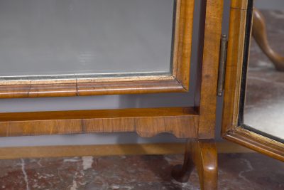 Early Georgian-style figured walnut and gilded triptych dressing mirror - Image 6
