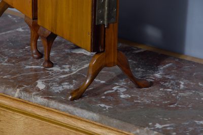 Early Georgian-style figured walnut and gilded triptych dressing mirror - Image 8