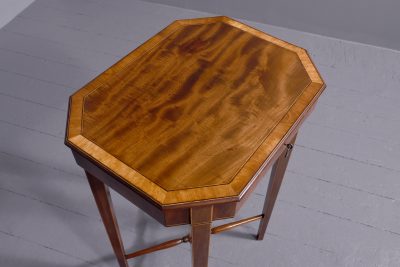 George 111 satinwood banded, mahogany occasional or lamp table - Image 3