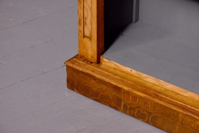 Mid Victorian tall, figured golden elm breakfront, 3-section open bookcase - Image 3