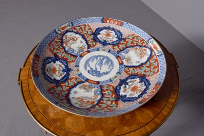 Large Imari charger decorated in typical Imari dark blue and rust red colours - Image 2