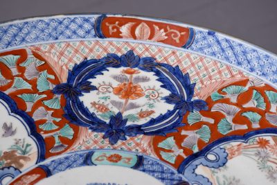 Large Imari charger decorated in typical Imari dark blue and rust red colours - Image 3