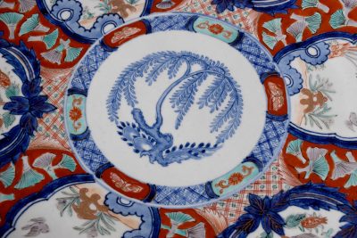 Large Imari charger decorated in typical Imari dark blue and rust red colours - Image 4
